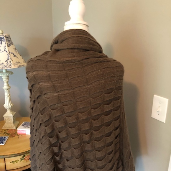 Lightweight knit ponch - Picture 6 of 8